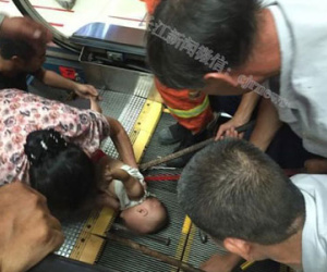 Trung Quốc: Em bé 1 tuổi bị cuốn vào thang máy siêu thị