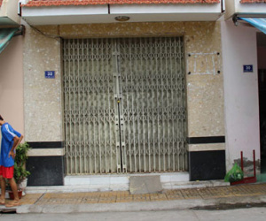 Bị truy sát lúc nửa đêm, nam thanh niên nhảy lầu chạy trốn