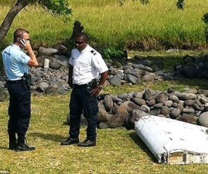Hình ảnh mảnh vỡ được nghi thuộc về chiếc máy bay MH370 bí ẩn