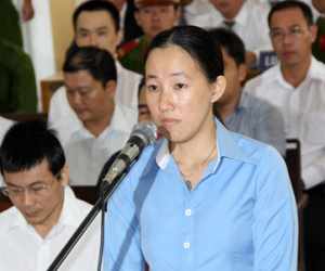 Nhiều người vỗ tay trong phiên xử "đại án" ở miền Tây