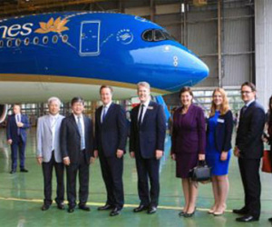 Thủ tướng Anh David Cameron thăm "siêu máy bay" A350-900 XWB của Vietnam Airlines
