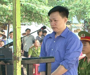 "Tức nước vỡ bờ" chồng phi dao thẳng vào ngực, khiến vợ tử vong