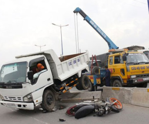 Xe tải tông xe hơi, bay qua dải phân cách nghiền nát xe máy