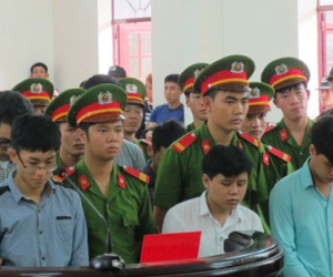 9X cầm đầu nhóm côn đồ truy sát người trên phố