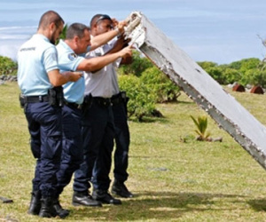 Cánh máy bay nghi của MH370 có thể rơi từ không trung