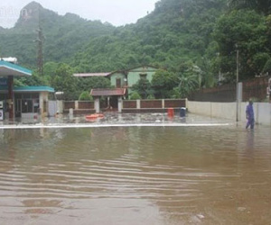 Quảng Ninh: Rò rỉ bồn chứa, hàng ngàn lít xăng chảy loang lổ cùng nước lũ
