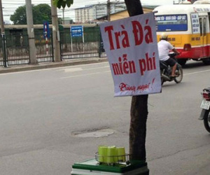 Công an phường trả lại bình trà đá miễn phí tịch thu của dân