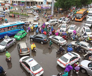 Giao thông Hà Nội hỗn loạn sau cơn mưa lớn