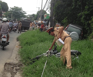 Một phụ nữ mang bầu bị ô tô tông trọng thương