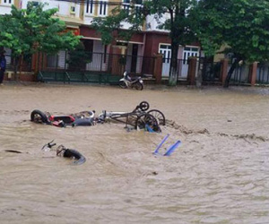 Vỡ đập ở Điện Biên, xe máy trôi khắp phố