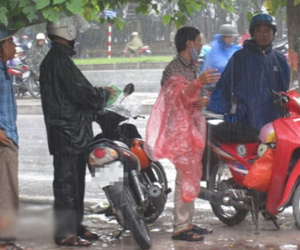 Hà Nội: Thu tiền triệu mỗi giờ từ việc bán áo mưa mặc 1 lần