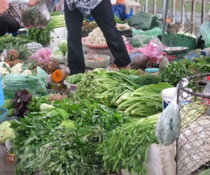 Lo mưa lụt kéo dài, người Hà Nội tranh thủ đi mua thực phẩm tích trữ
