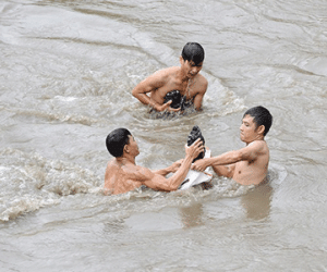 Lội ngụp ở dòng sông chảy xiết mót "lộc trời ban"
