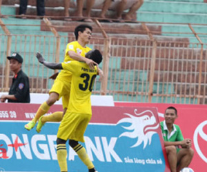 Thắng trong thế hơn người, FLC Thanh Hóa tiếp tục bám đuổi B.Bình Dương