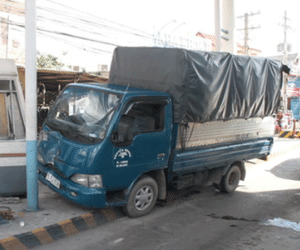Xe tải húc văng cabin trạm thu phí ở Bình Dương