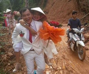 Bức ảnh "đám cưới mùa mưa" được dân mạng quan tâm