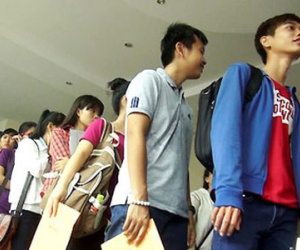 Clip: Hàng nghìn thí sinh chen chân nộp hồ sơ xét tuyển đại học