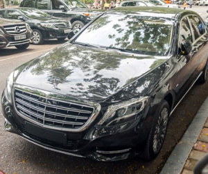 Mercedes S600 Maybach khoe dáng bên khách sạn cổ nhất Hà Nội