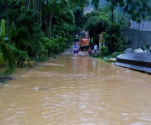 Nhiều bản làng ở Thanh Hóa bị cô lập trong nước lũ