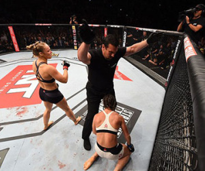 Nữ hoàng UFC “nghiền nát” kẻ hỗn hào sau đúng… 34 giây