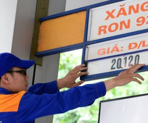 Giá xăng giảm hơn 800 đồng