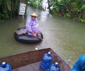 Người dân chế bè, dùng săm ôtô đi lại trong nước lũ