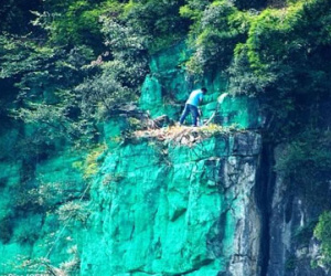 Trung Quốc: Sơn cả vách núi màu xanh cho... hợp phong thủy