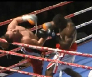 Choáng với cú knock-out "tàn bạo" khiến đối thủ rơi khỏi sàn đấu của võ sỹ Izu Ugonoh