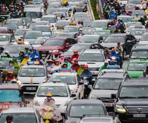 Hà Nội mưa liên tục nhiều ngày, dịch vụ taxi được dịp "đắt khách"