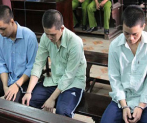 Bị đánh hội đồng dã man vì ôm bạn gái của người khác