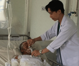 Chồng chết, vợ nguy kịch vì tưới xăng tự thiêu