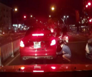 Clip: Mercedes chờ đèn đỏ bị cạy logo giữa Sài Gòn