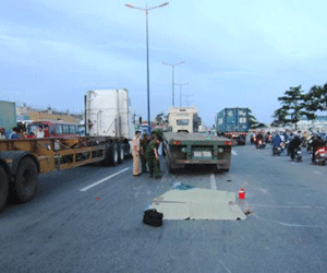 Hai chị em bị xe container cán chết trên xa lộ Hà Nội