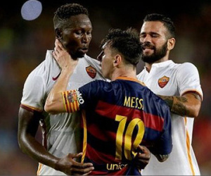Sốc: Messi húc đầu, túm cổ "tẩn" đối thủ