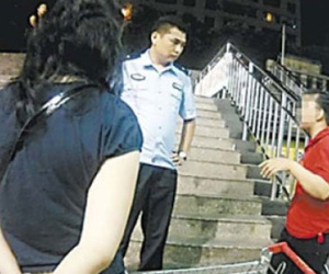 Trung Quốc: Lo con trai ế vợ, mẹ lén vào siêu thị tuyển con dâu