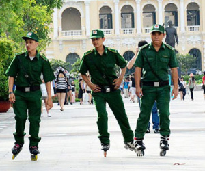 Trượt patin tuần tra phố đi bộ Nguyễn Huệ