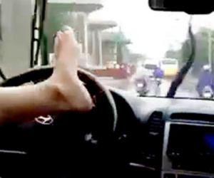 Clip: “Biểu diễn” lái ô tô bằng chân trên đường phố Hà Nội