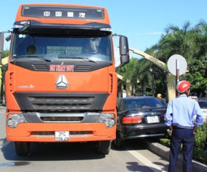 Đi ngược chiều, xế hộp bị xe đầu kéo ép "bay" lên dải phân cách