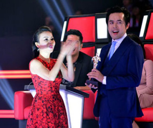 Dương Khắc Linh nhường ghế đỏ cho thí sinh, nhận "giải Oscar"
