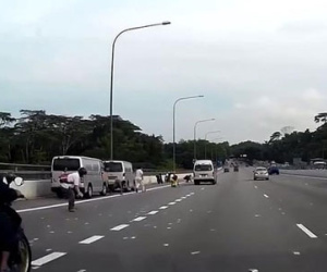 "Mưa tiền" gây hỗn loạn giao thông ở Singapore