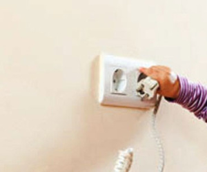Nhét chìa khóa vào ổ điện, bé 2 tuổi bị điện giật tử vong