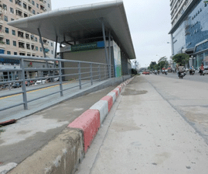 Chưa sử dụng, nhà chờ xe buýt “5 sao” hiện đại nhất Hà Nội đã hoen gỉ, nhếch nhác