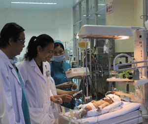 Lẻn vào bệnh viện lúc nửa đêm, dùng dao đâm bé sơ sinh