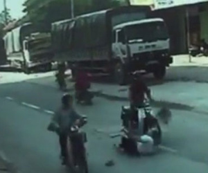 Clip gây sốc: Người đàn ông đi xe máy gây tai nạn cho cụ già rồi bỏ chạy