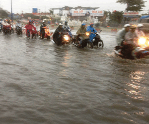 Mưa lớn suốt buổi chiều, TP HCM chìm trong biển nước