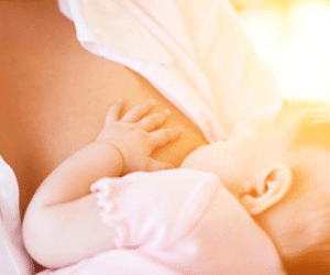 Nuôi con bằng sữa mẹ giúp tử cung mau phục hồi