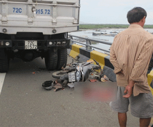 Thanh niên tông vào đuôi xe tải tử vong
