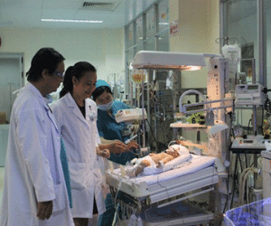 Vụ bệnh nhi 11 ngày tuổi bị đâm ở Vĩnh Long: Đâm mẹ nhưng trúng con (?!)