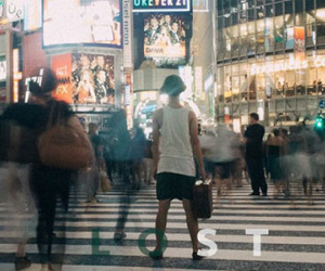 Chùm ảnh kì lạ về một chàng thanh niên Việt "quần đùi, áo ba lỗ" lạc giữa Tokyo