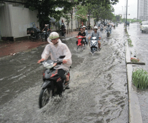 Mưa rả rích buổi chiều, ngập và kẹt xe đến tối